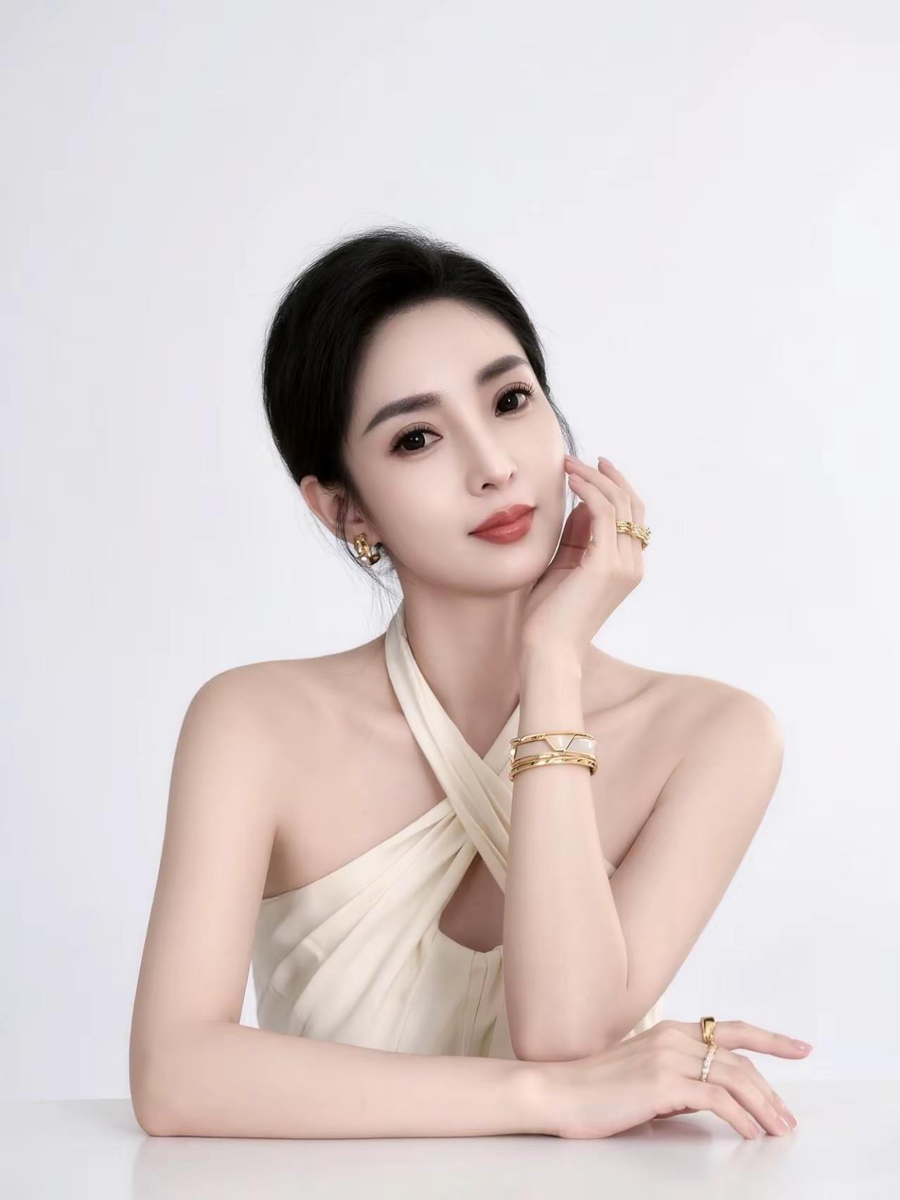 生活就是生动的活着，用最美的心情，穿最美的衣衫，呈现最自信的自己，爱不将就，穿不