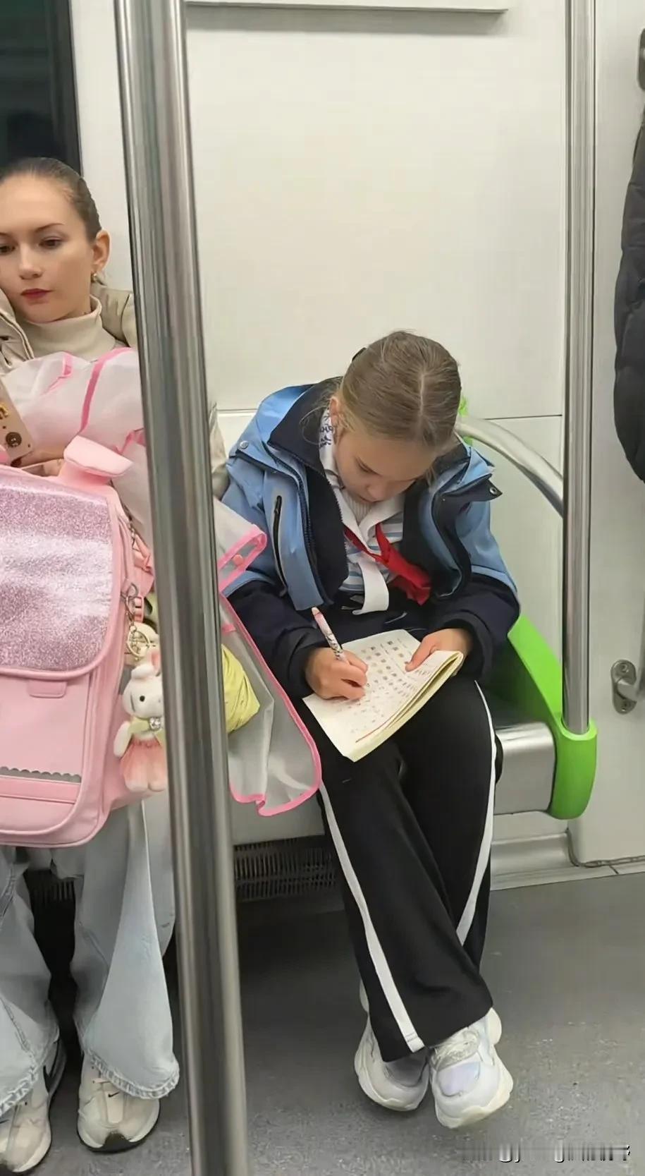有网友在地铁里拍摄到，一位漂亮的外国妈妈带着她的女儿在地铁里乘车，孩子坐在车上正