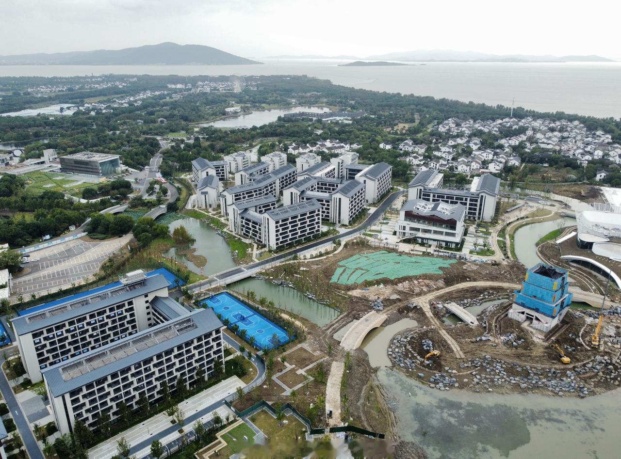 太湖畔的中国中医科学院大学校园
新校园共有40栋单体建筑，建成后将助力苏州成为中