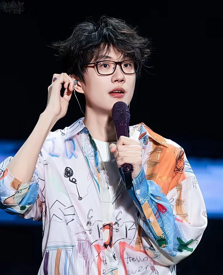 许嵩结婚了最开心的不是父母也不是老婆冯禧，而是他的那些粉丝。作为一位创作型歌手，