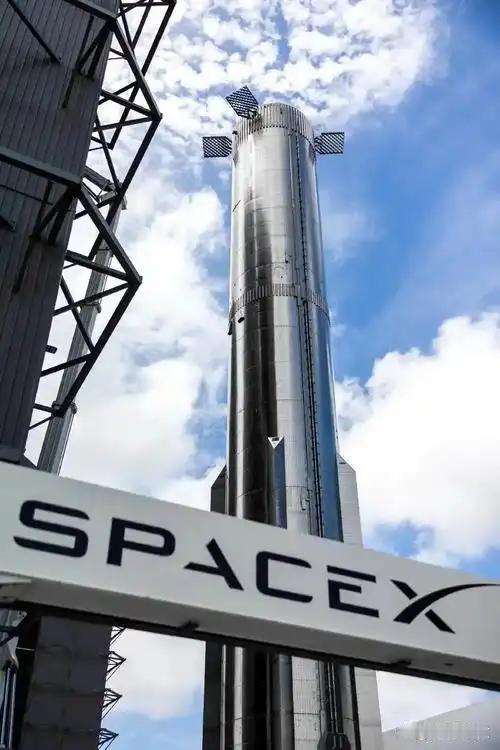 马斯克的SpaceX刚接了个大活儿，不是发射火箭，而是去“杀”国际空间站。
花8