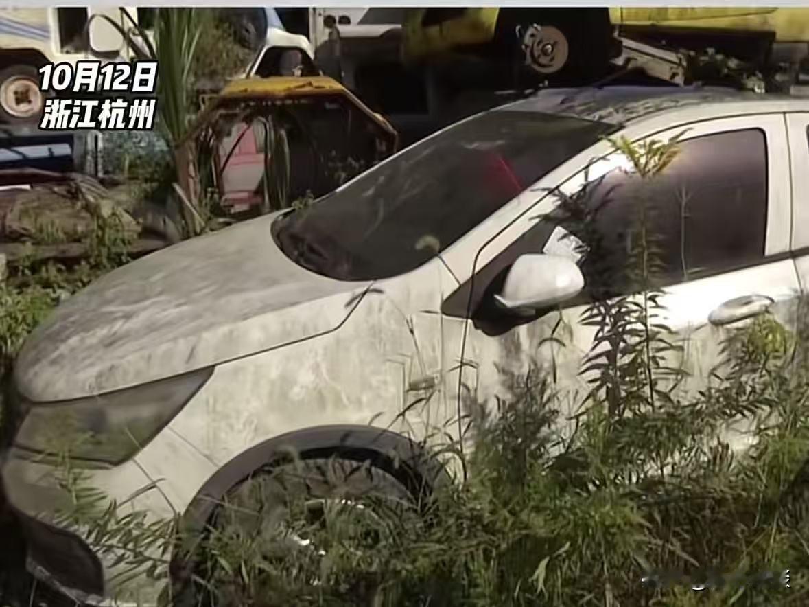 浙江杭州，男子将车停在路边2年不管，在找时发现整条路都被翻修过，自己的那辆车已经