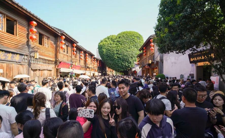 【福州五一又赢麻了！客流人气爆棚，央媒专题报道】
人潮涌动，游客如织！今年五一假