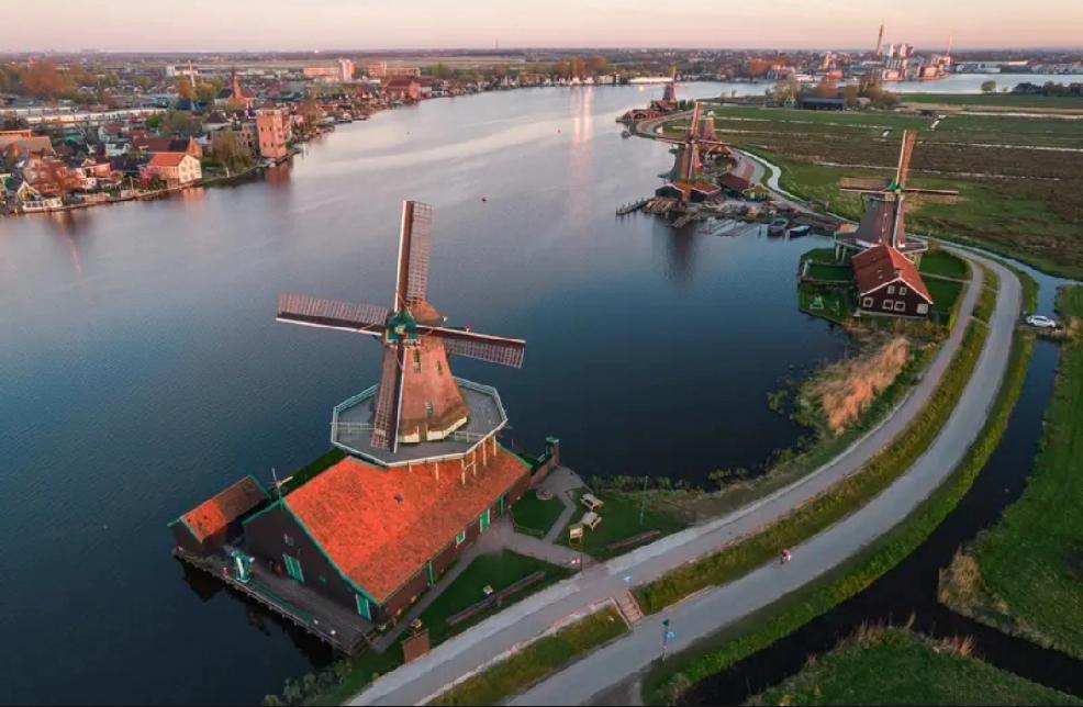 【说荷兰是抢劫界“先锋”一点不为过】
        当年欧洲靠全球抢劫起家，荷