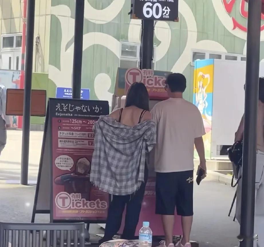 王思聪跟懒懒有一年多了，俩人出镜率还真高，看样子是真喜欢这个懒懒。