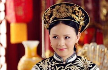 1701年，14岁的高氏被47岁康熙一连宠幸7天，这一晚，康熙又翻了她的绿头牌，