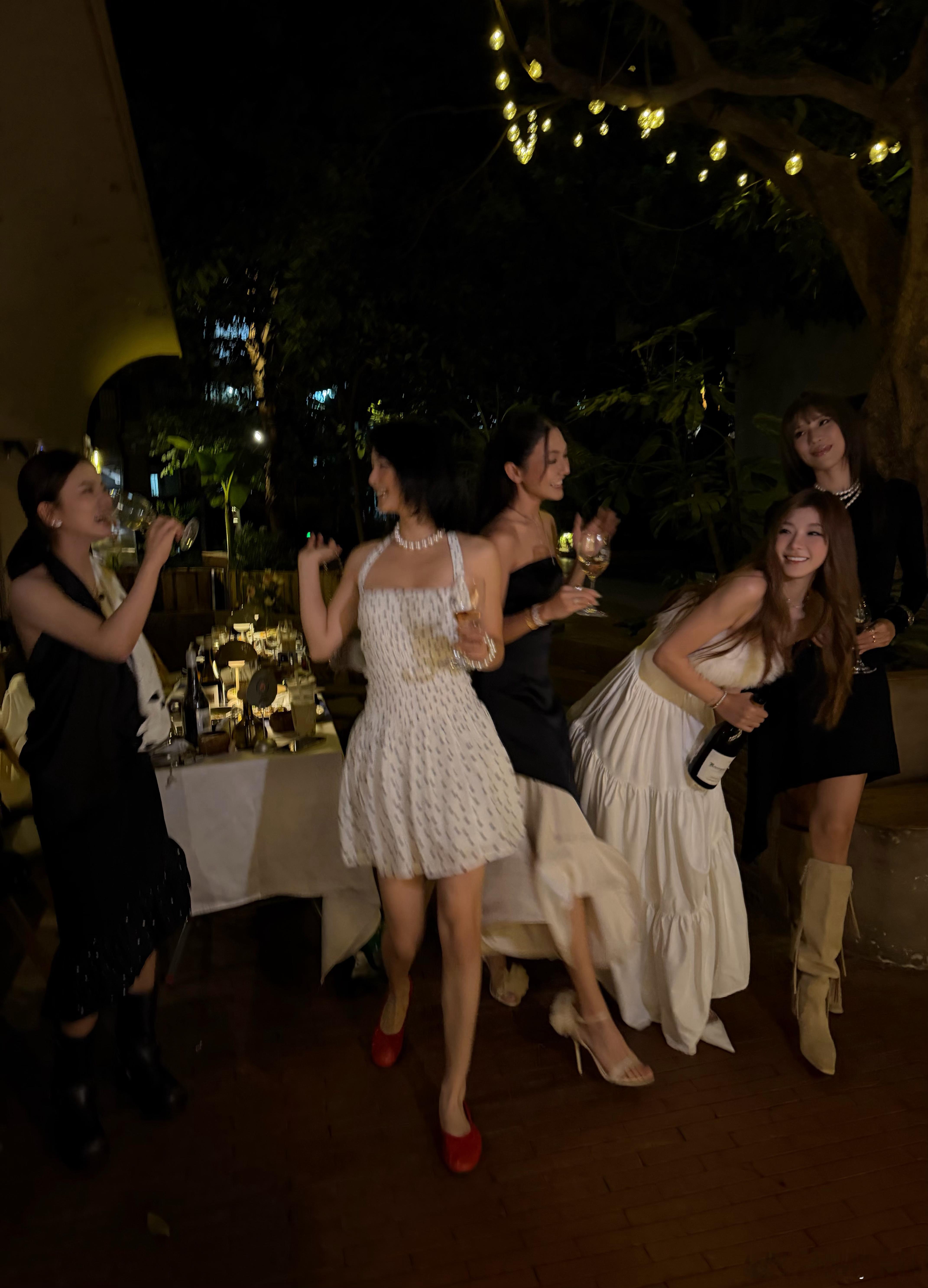 因为拥有了一群有爱的朋友让我更认真对待自己的生日每次相聚 都会有种恍惚回到大学时