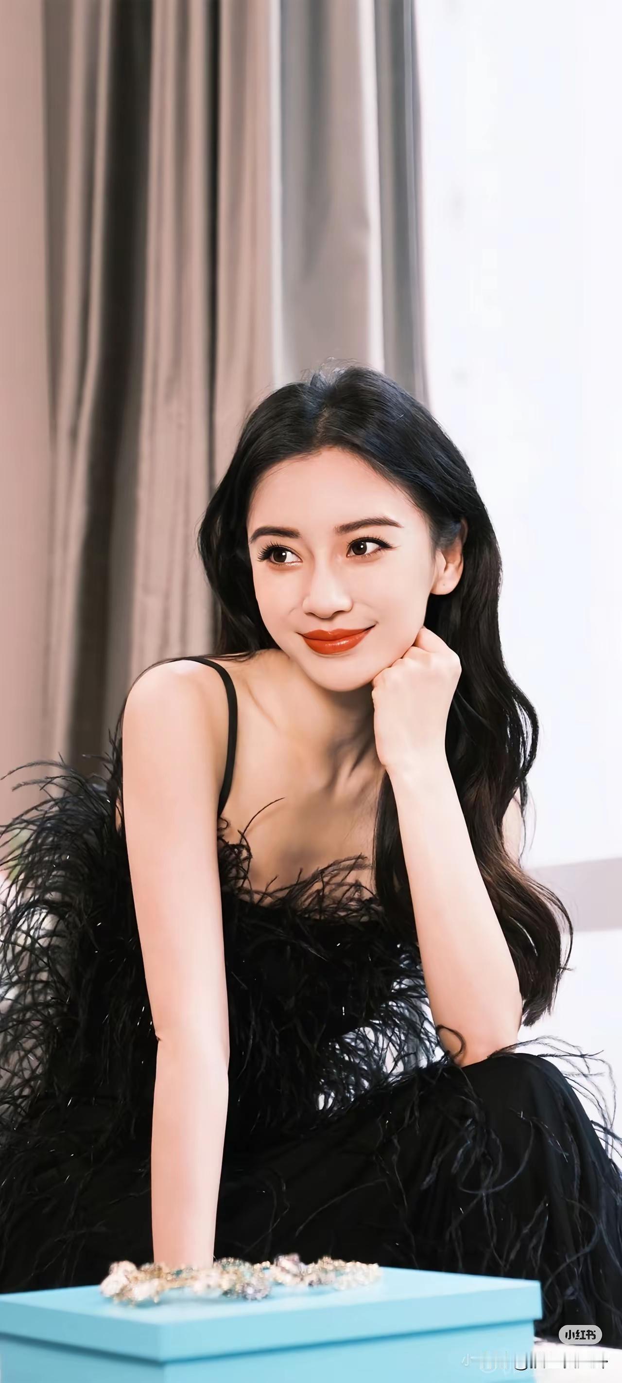 Baby终究还是松了劲。
 
最近有人拍到她和黄晓明妈妈、儿子小海绵一起聚餐，离