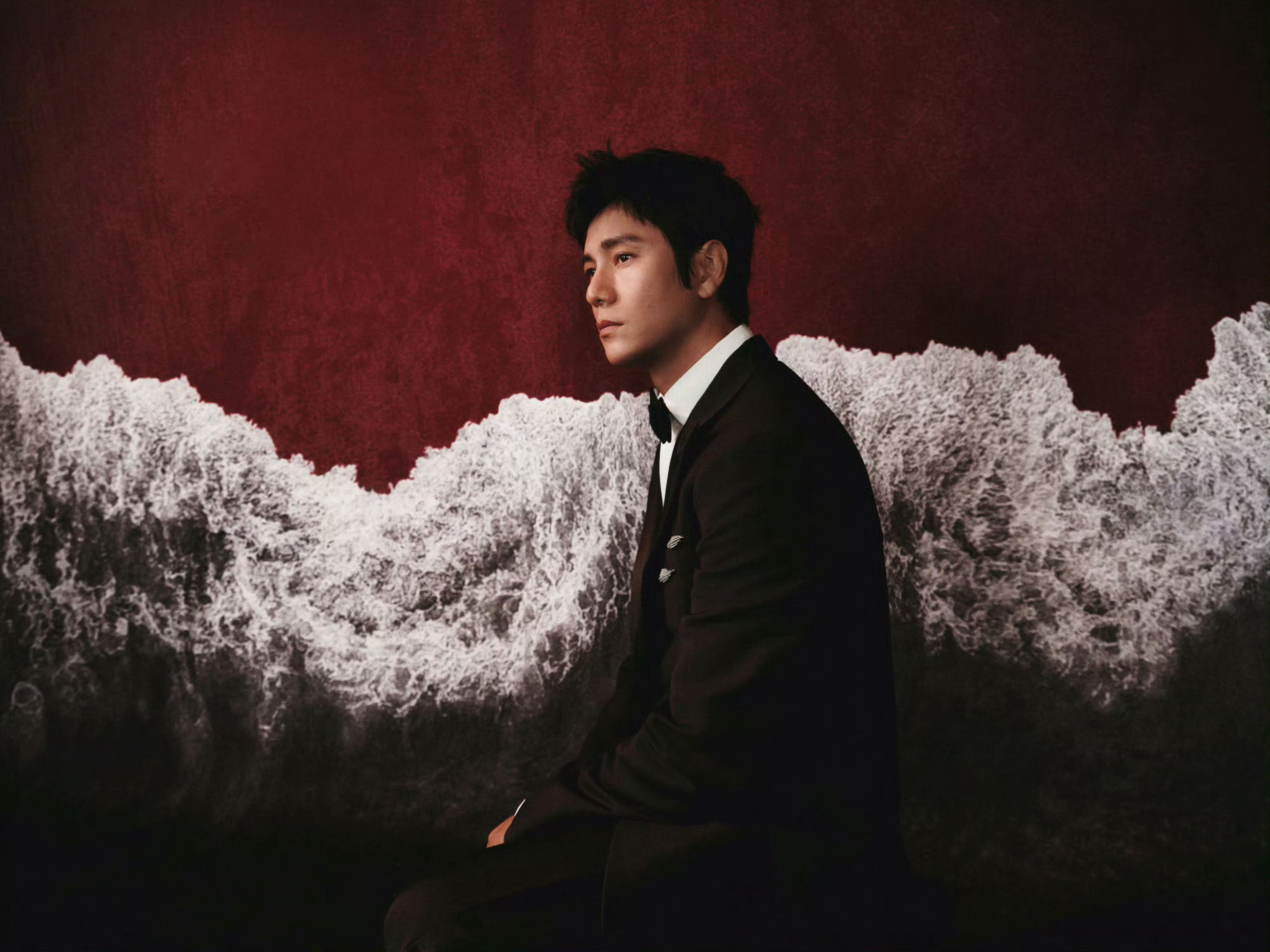 陈坤北影节红毯造型释出，Berluti定制西装搭配宝诗龙高级珠宝儒雅贵气，带着主