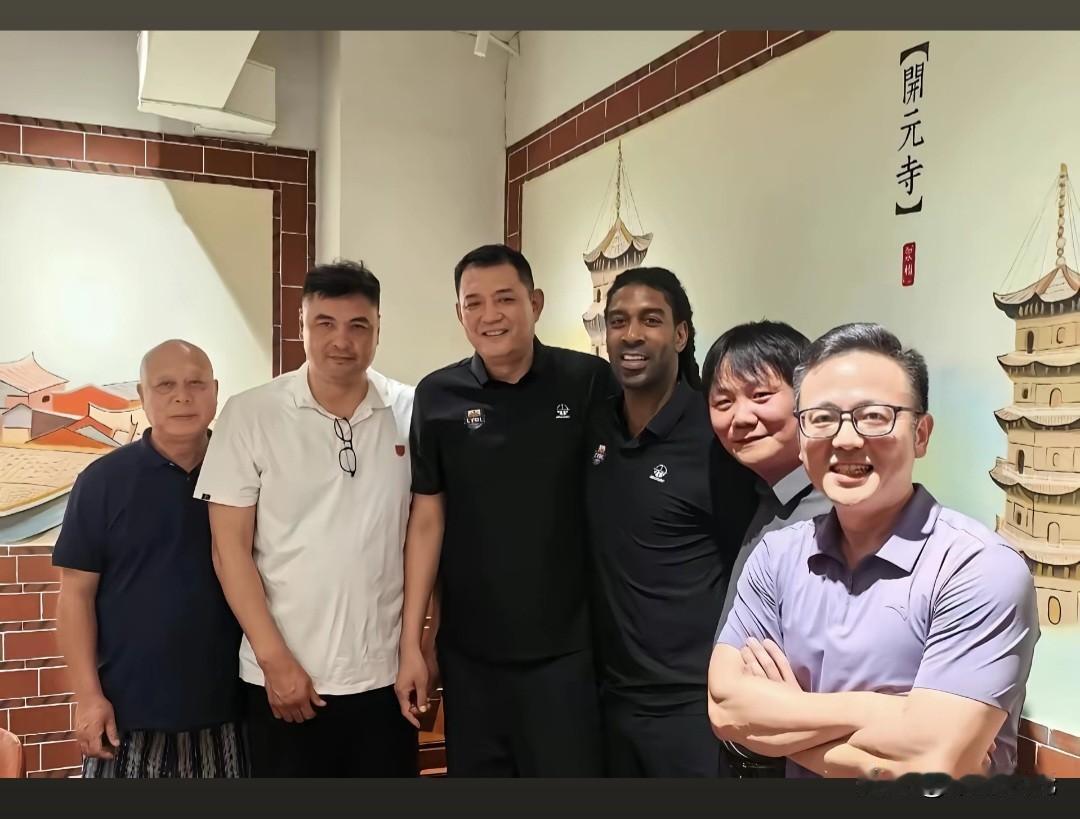 梅奥在中国男篮U系列的教练里面风生水起，他带领的辽宁队相当出色。名宿战神、逍遥王