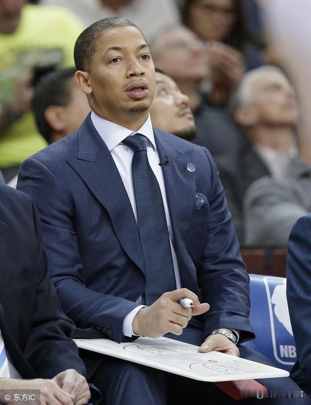 这两天刷泰伦卢和保罗的矛盾刷太多了，突然感觉泰伦卢和格威的脸型有点像一个模子刻出