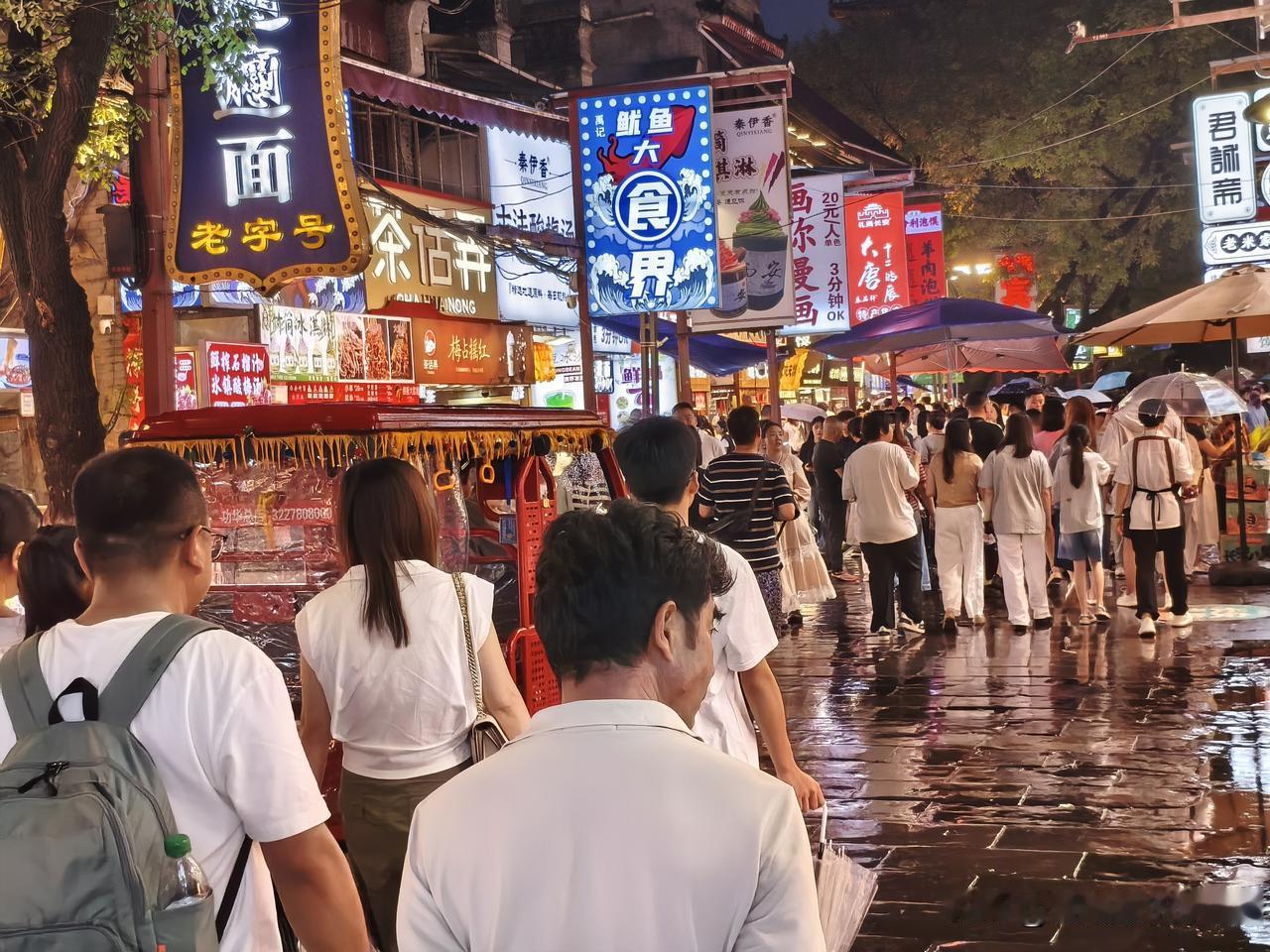 昨天，我去西安的回民街游玩。发现西安的回民街，就像新疆的国际大巴扎一样热闹。

