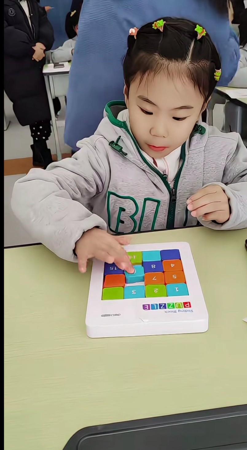 不管成绩啥样，身上总有一股她妈妈那股不服输得劲，笑笑长得和王楠真像，长大打球和王