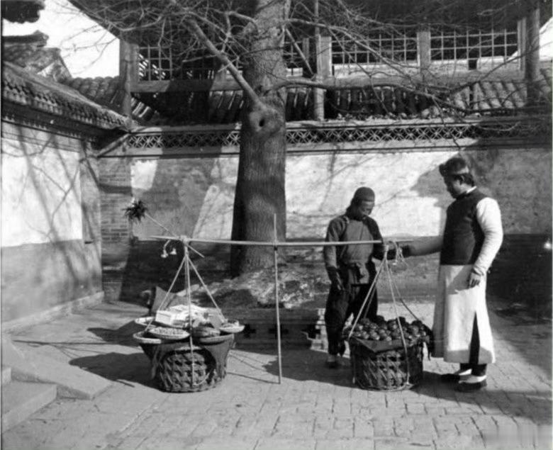 【1909年的大阮府胡同】大阮府胡同是东西走向，在北京王府井，东起王府井大街，西
