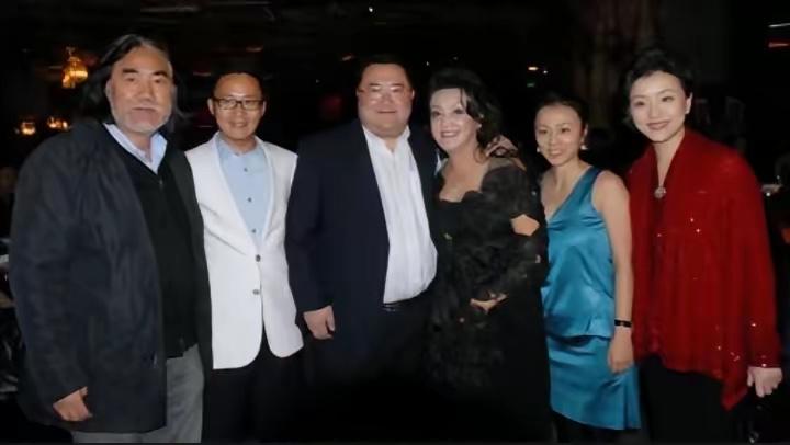 张兰与杨澜夫妇同框旧照，张兰与吴征、杨澜夫妇，还有导演张纪中等人的合影。

张兰