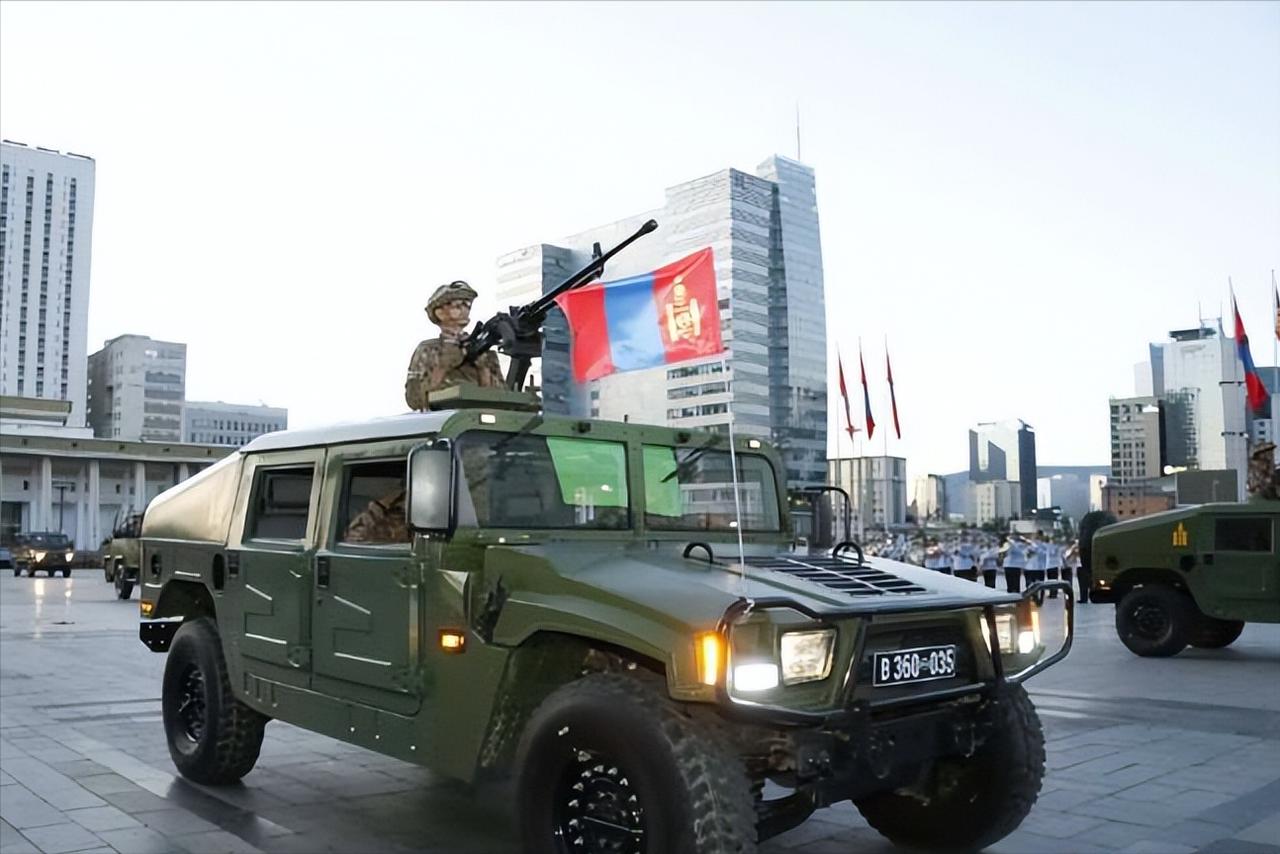 蒙古国阅兵式上展示的“东风猛士”EQ2050 高机动军用越野车。
该车越野能力强