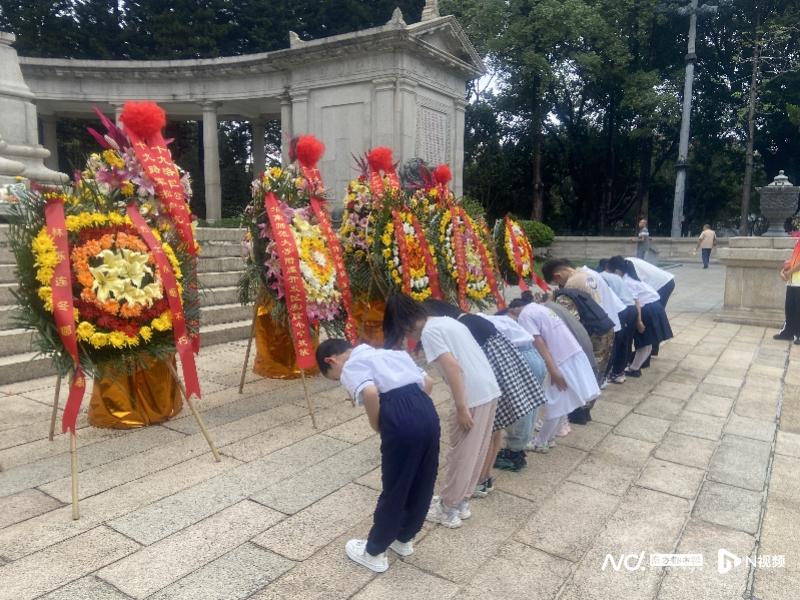 一堂行走的思政课：水荫路小学师生清明缅怀十九路军先烈