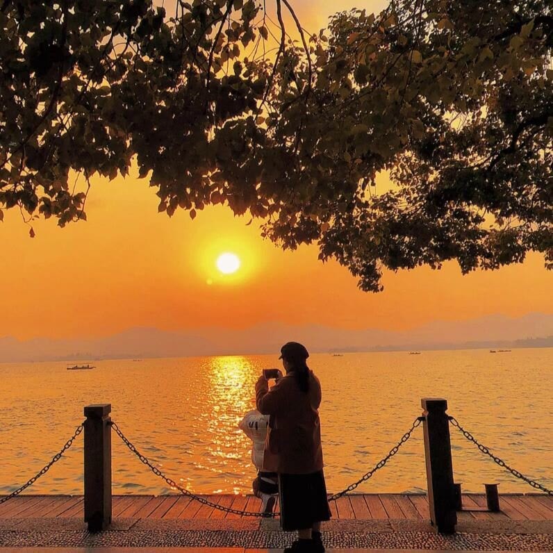 网球·发球上网强力发球直砸边线！身体随球前冲扑向网前。对手回球刚过网，他早已等在