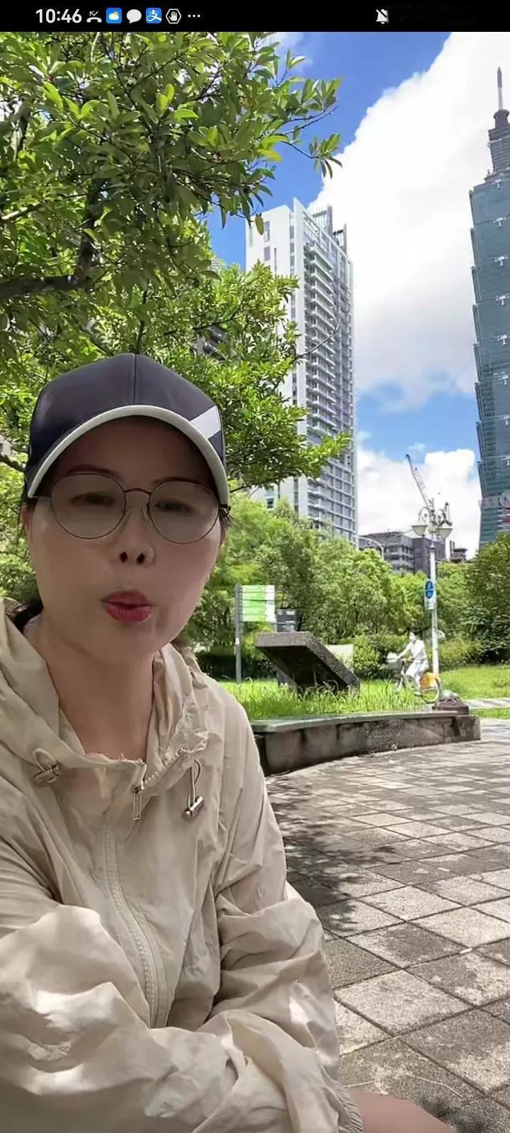 小杨阿姨现在活的真是太滋润了。
两个孩子已经跟着汪小菲和马筱梅回北京了，她因为需