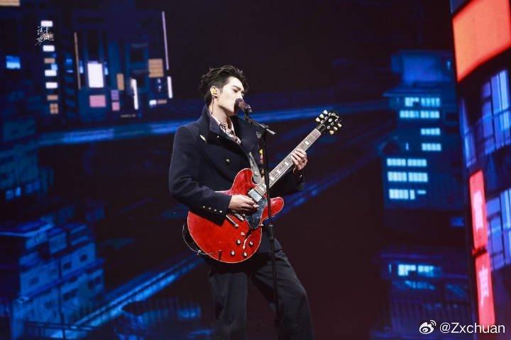 于适演唱会不脱的理由找到了 三伏天穿西装摇滚，本以为要热到“融化”，结果是被胸针