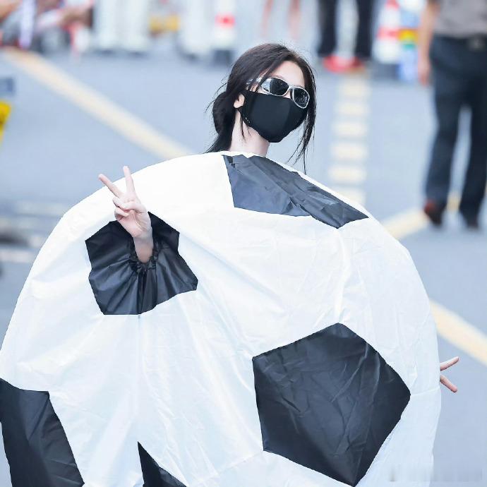 虞书欣穿足球玩偶服剧宣元气女孩无惧高温考验，穿上密不透风足球玩偶服卖力宣传新剧，