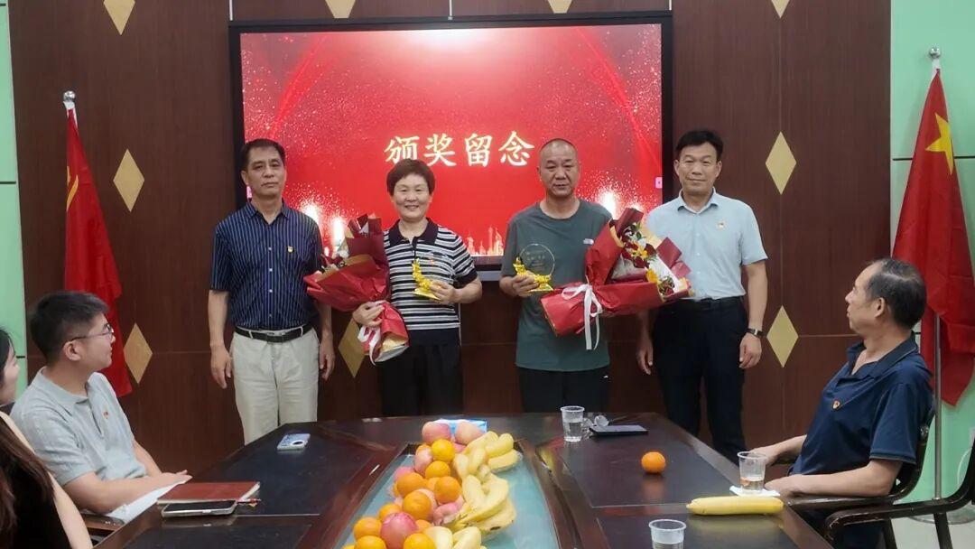河南漯河二小杨亚峰、王瑞芝两位老师荣退仪式
           7月1日举行，