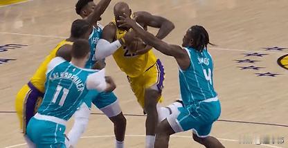 依旧强势！三球谈詹姆斯：

“勒布朗依旧很强势。”

“他的冲击力很夸张。”
