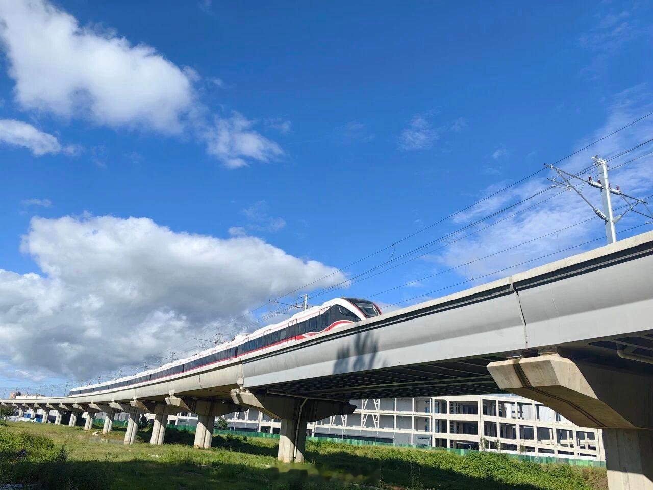 【京冀首条跨省地铁22号线启动空载试运行】8月25日，连接北京与河北三河市的轨道