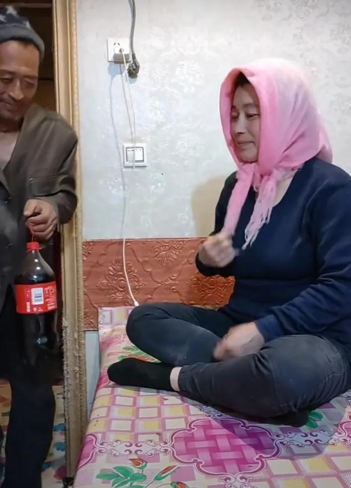 温馨家中的日常：爷爷递饮料，奶奶喝可乐。有才有戏要是让伯乐发现了，你们就是真正的