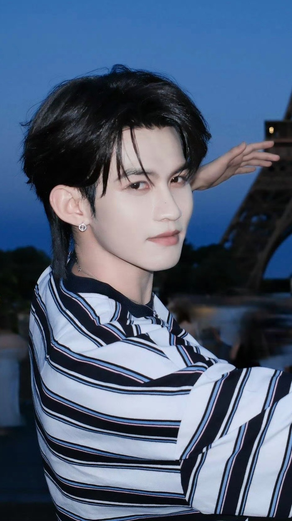 这两张真的太漂亮了><搔首弄姿的哥哥和纯情的弟弟🥺 