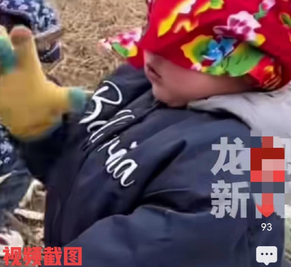 黑龙江有一幼儿园组织萌娃掰苞米。

这里虽然干活有些累，但孩子们还是热火朝天的忙