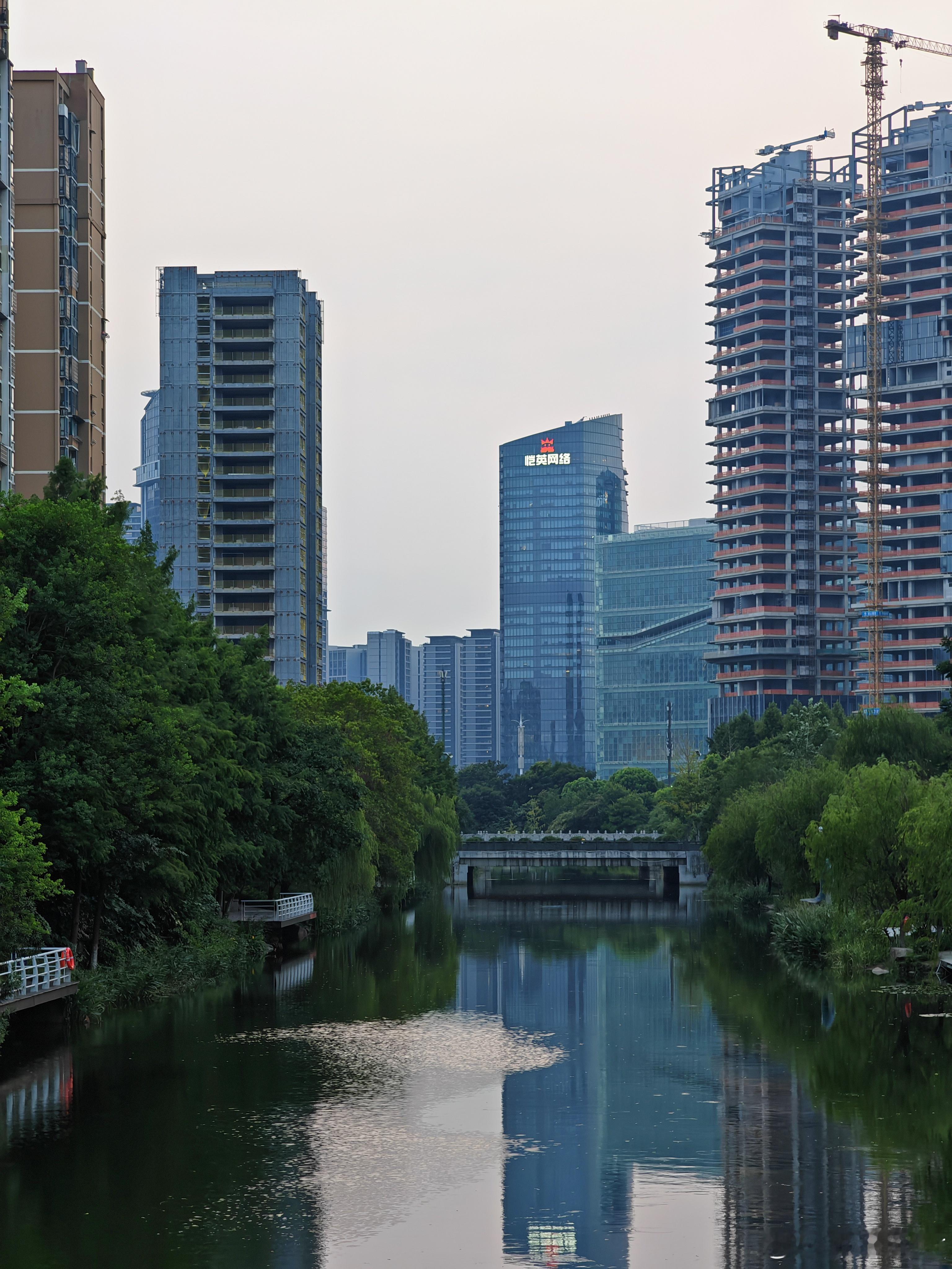 家家都有本难念的经啊，感觉情侣也好，夫妻也罢，除了彼此以外，肯定还会遇到各种不如