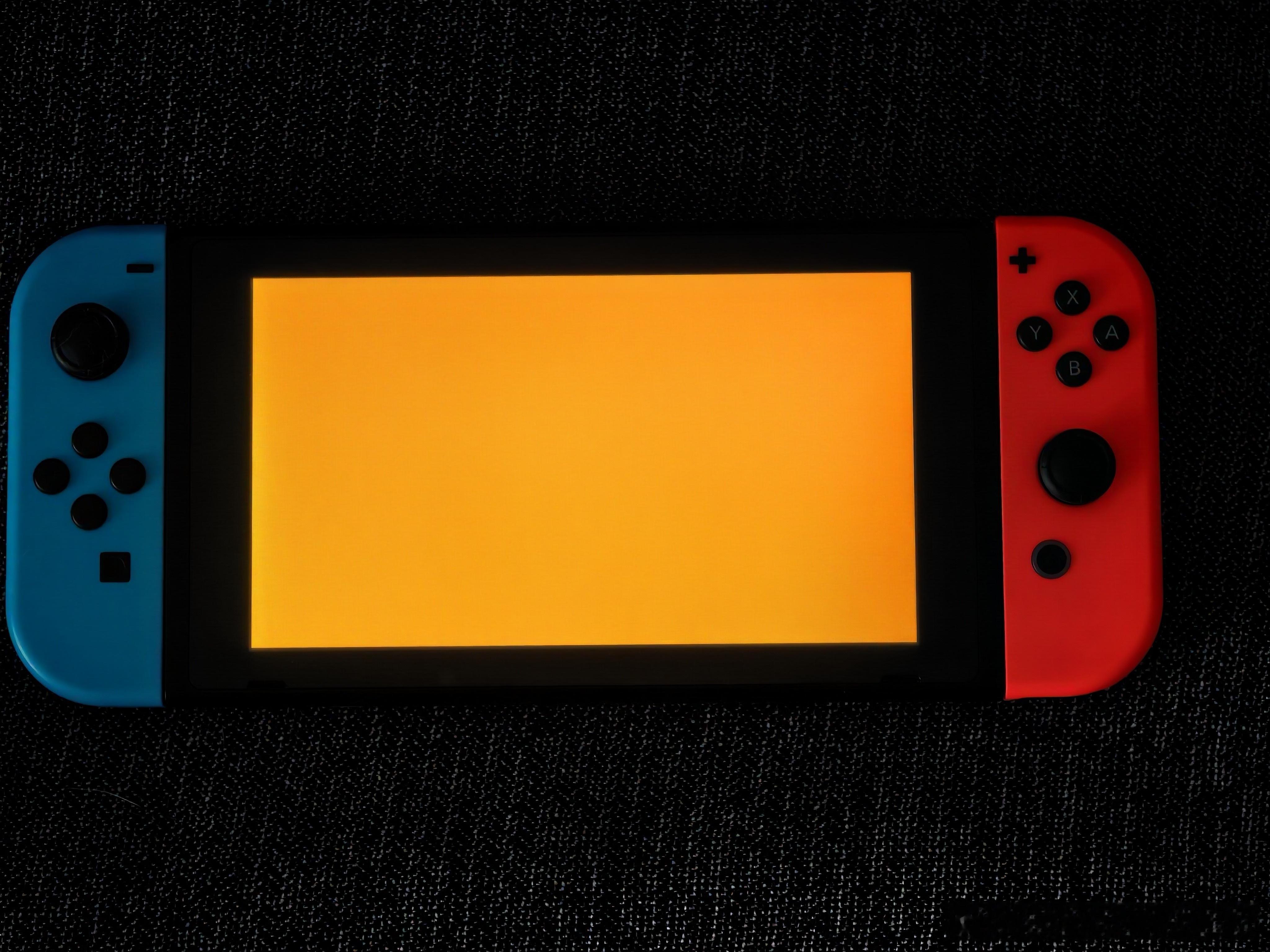 自从买回来Switch 2，一代就搁电视柜那儿吃灰了，扫了一眼发现不对，屏幕都变