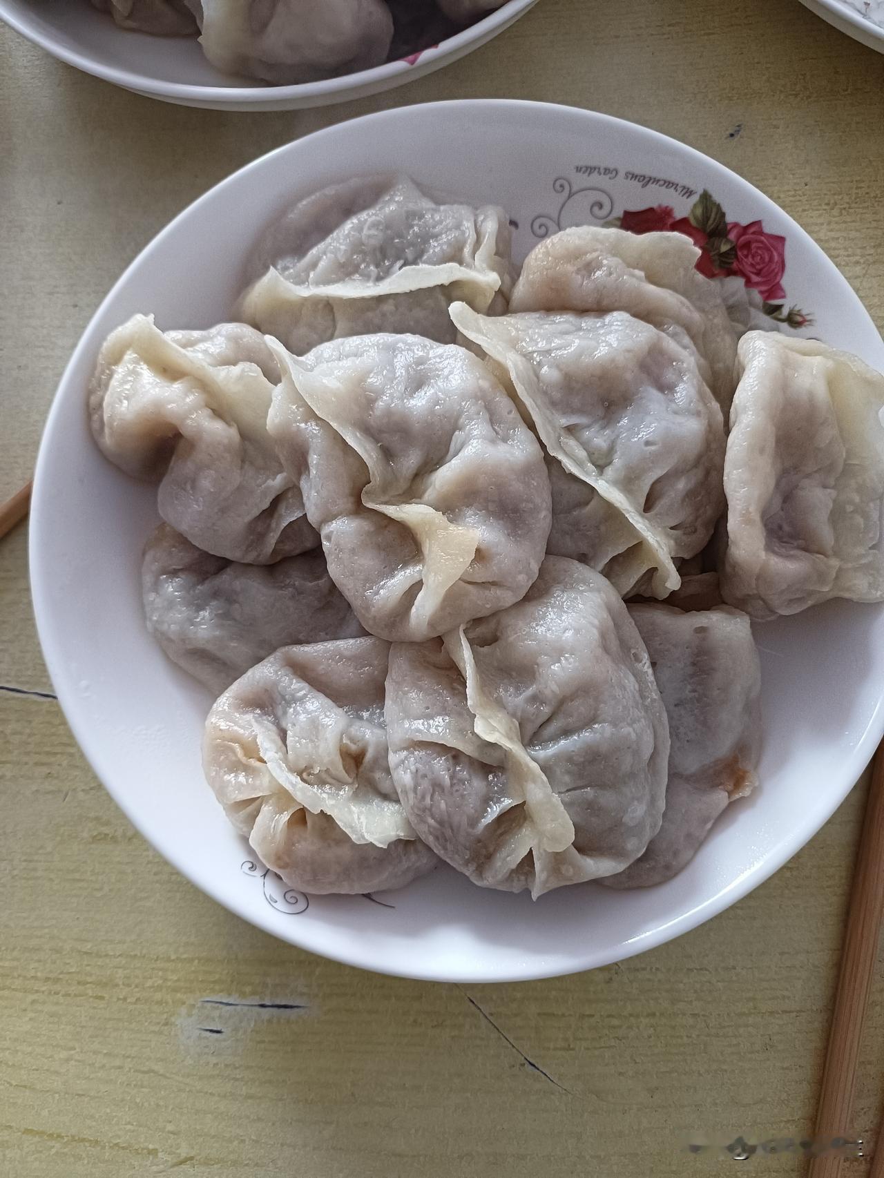 今天中午我家吃蒸饺，几天不吃饺子就想吃，我们北方人确实喜欢吃饺子。

上午去菜园