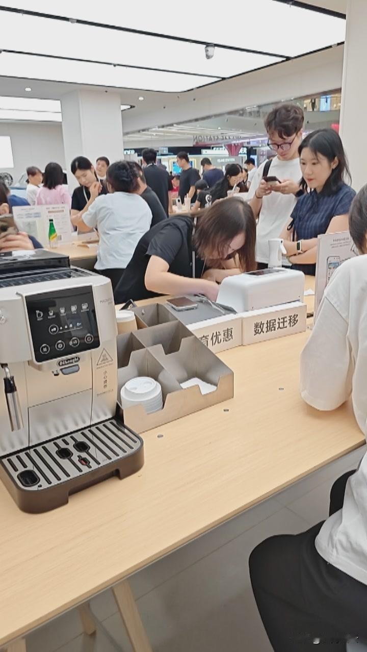 “华为店里人也太多了！”
友商员工发出由衷的感叹，并流下了羡慕的泪水🤣🤣🤣