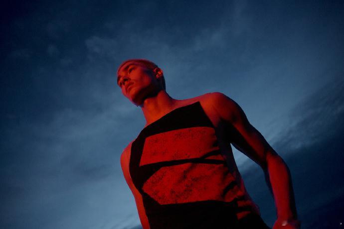 米卡ELLE风尚大典出图，衣服好像穿了又好像只穿了一半，你知道的，米卡向来大方[