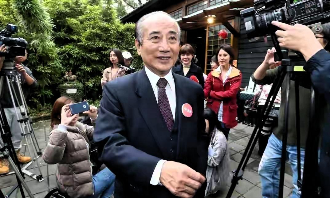 仅靠一招，郑丽文稳坐钓鱼台，国民党改姓郑！
 
谁能想到，那个曾被嘲讽“根基浅薄