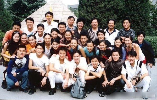 #黄圣依和贾乃亮是同班同学#原来黄圣依和贾乃亮是同班同学啊，在01级的北京电影学