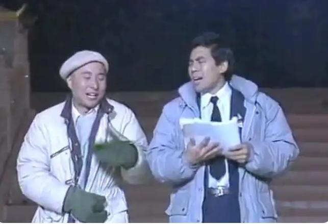 1985年春晚的珍贵镜头里，场馆内温度很低，两人裹着厚厚的棉衣就上台了。陈佩斯和