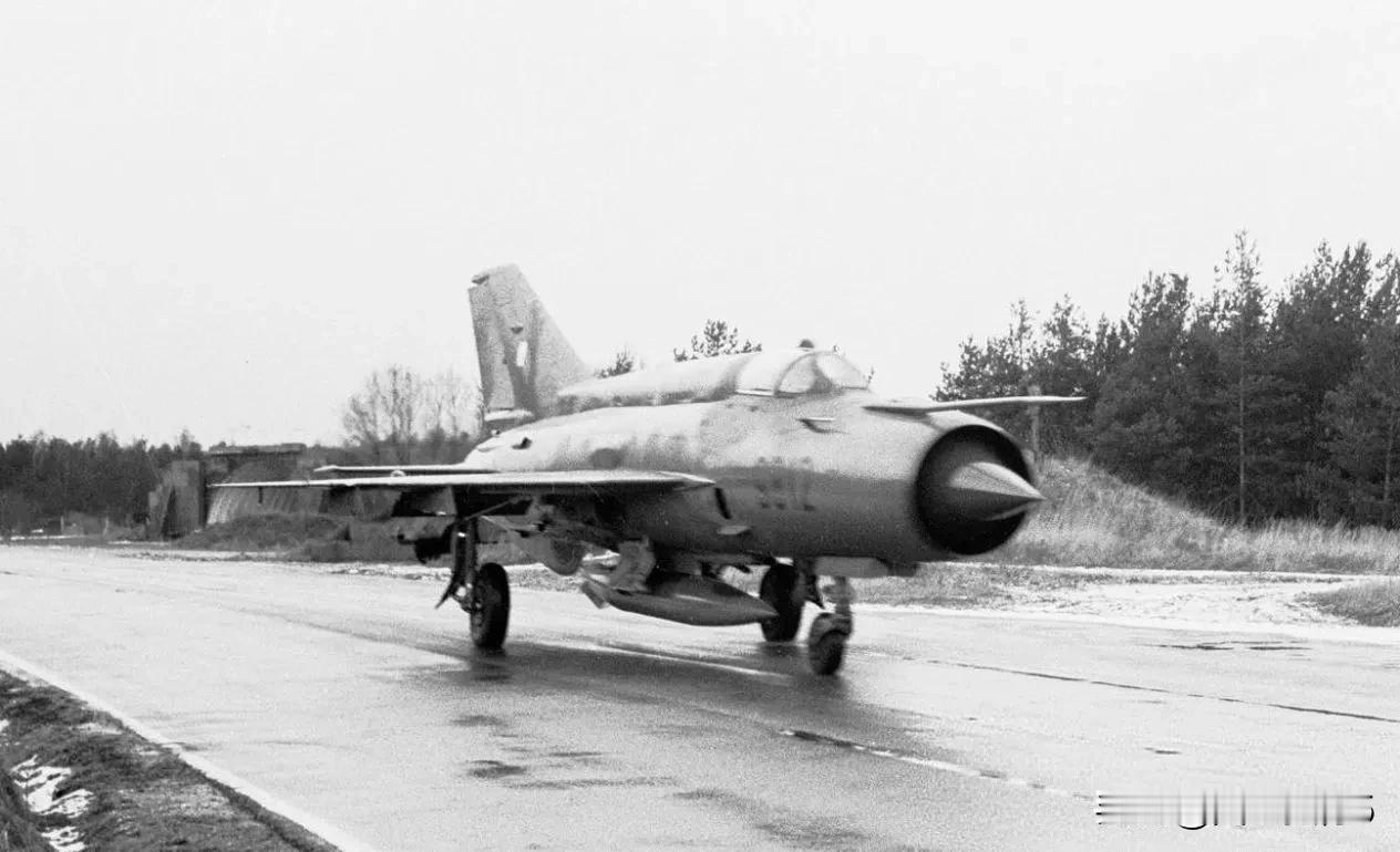 1981年，一架驻扎在比尔森.利内机场的捷克空军米格-21MF 战斗机。
