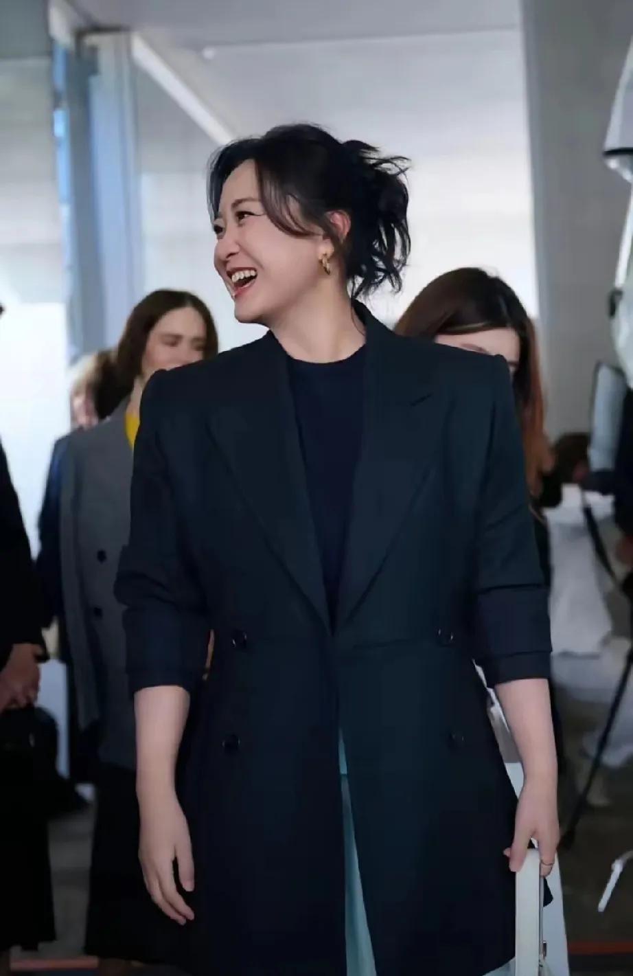 家人们谁还没被贾玲瘦下来的样子鲨到！
           曾经那个带给我们无数