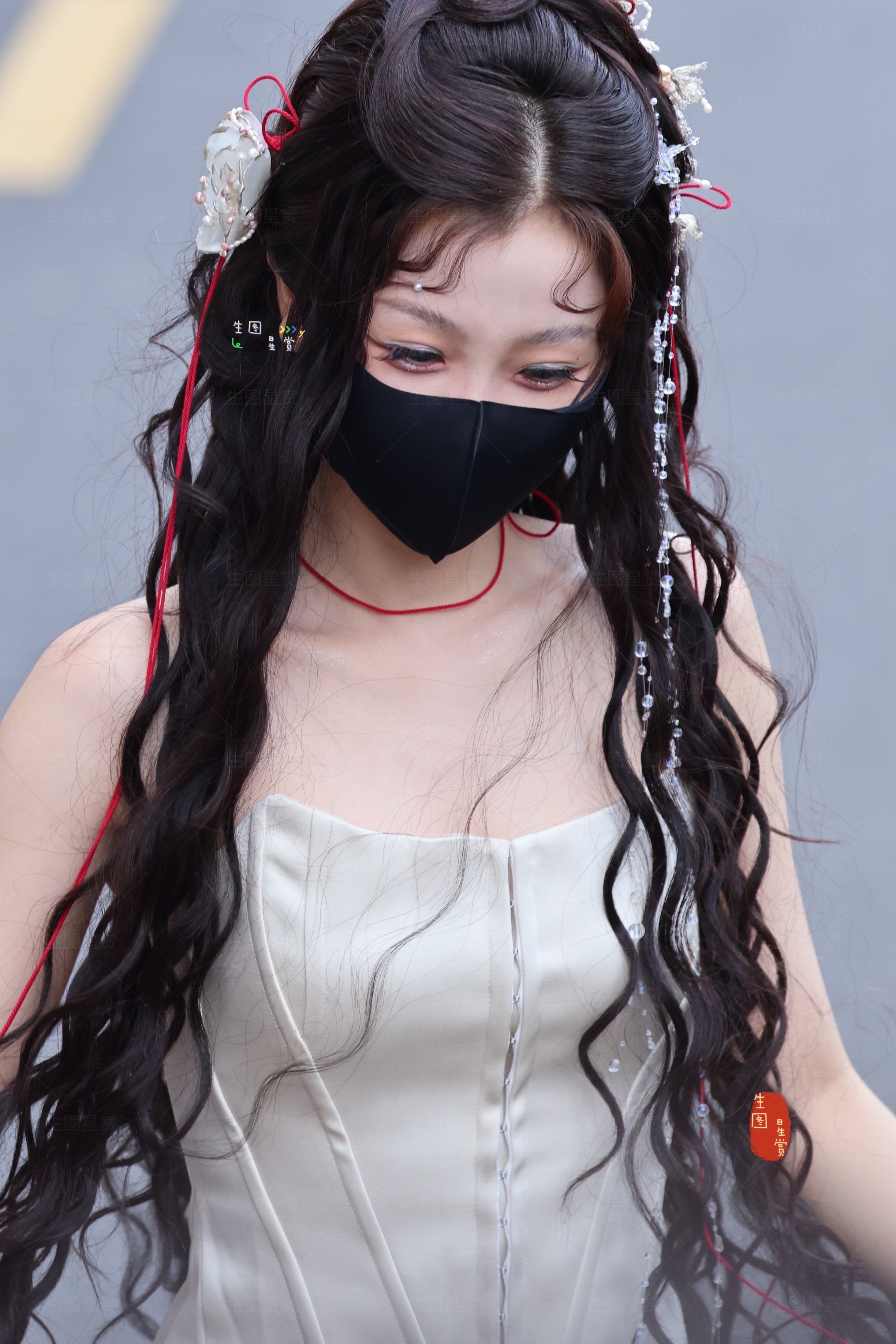 长卷发的欣欣子，今天活力上班啦虞书欣念相思 横店带妆路透生图 