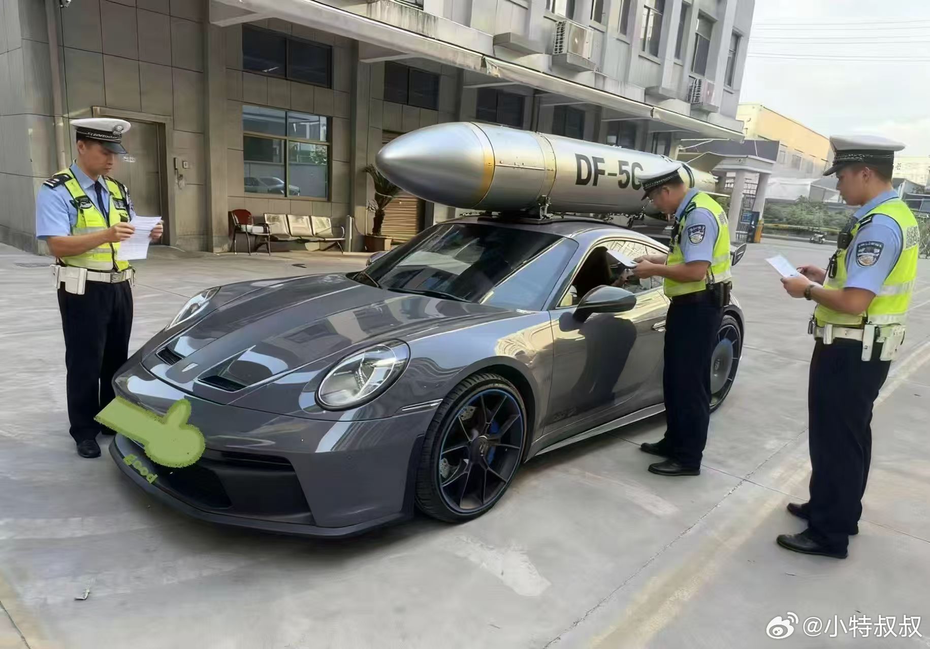 看到个猛图，想知道这个后来是怎么罚？按法规要求：载客汽车除车身外部的行李架和内置