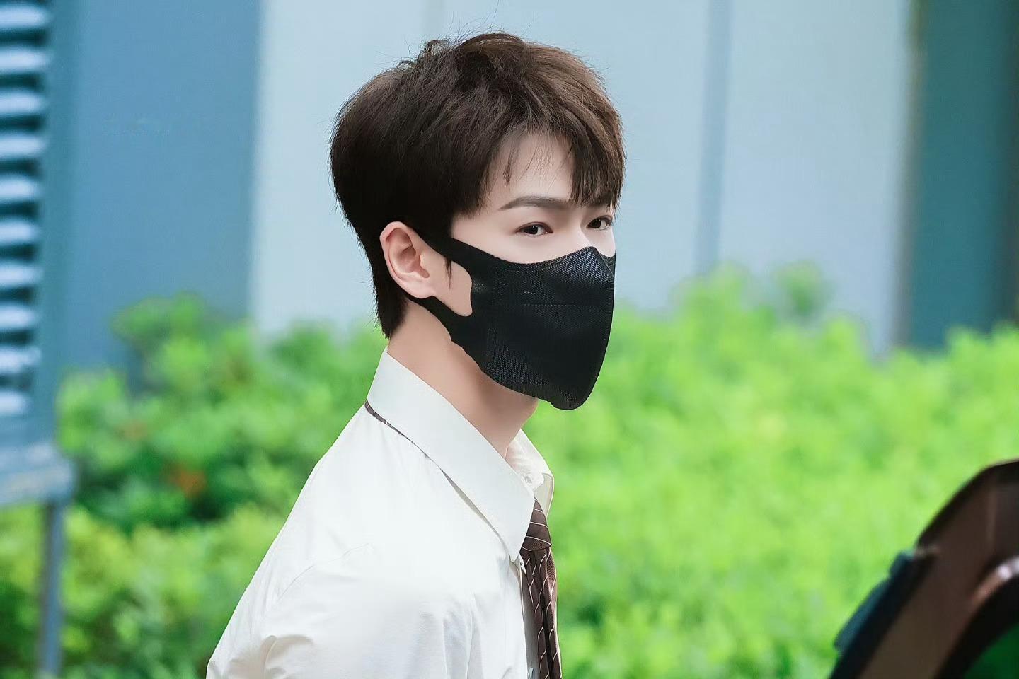 李昀锐hi6上班，美拉德制服学长来了[春游家族] 李昀锐5月行程 ​​​