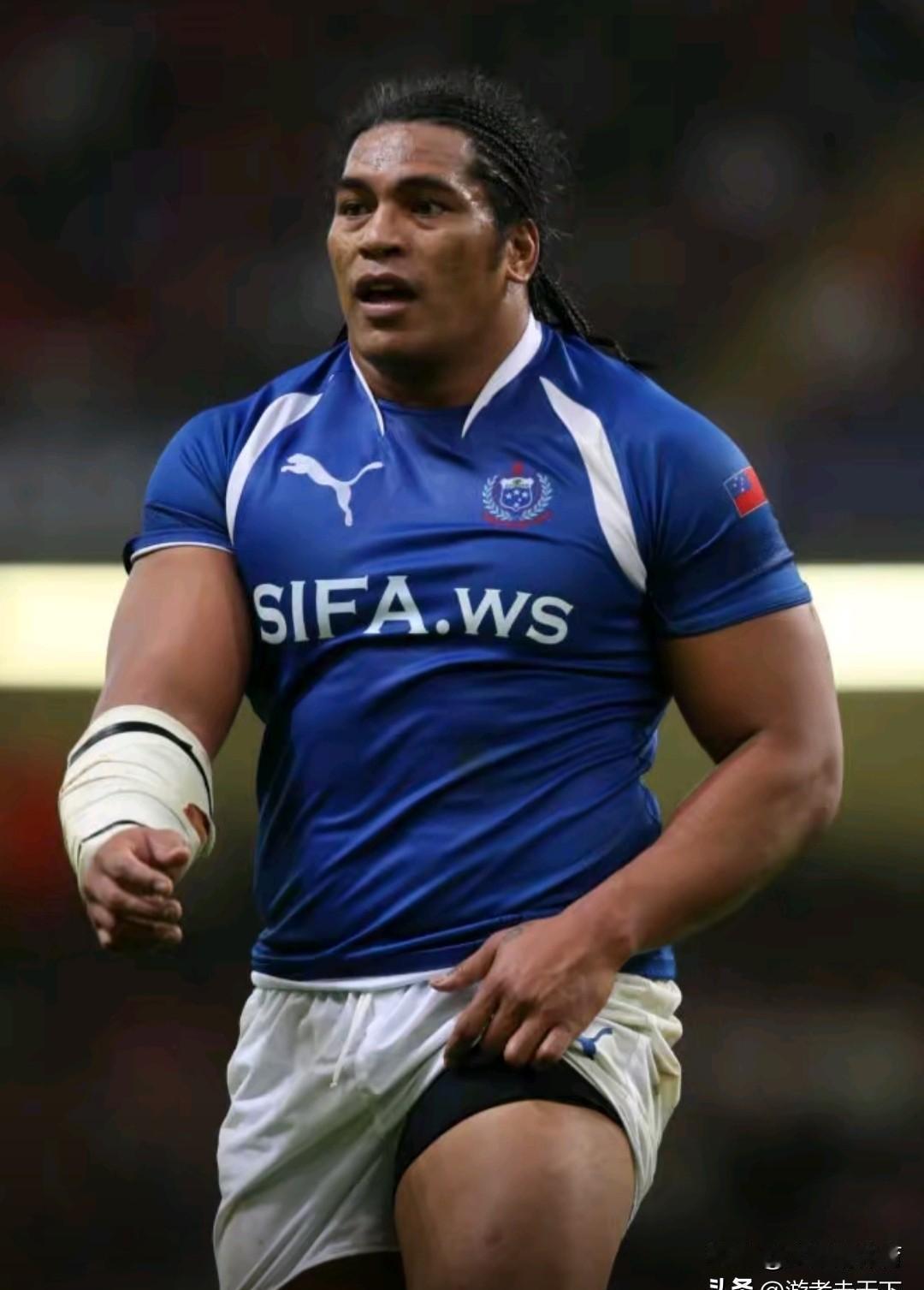 你身边那个200斤的壮汉启动太慢？
看看橄榄球场：一个130公斤的线卫，能在三米