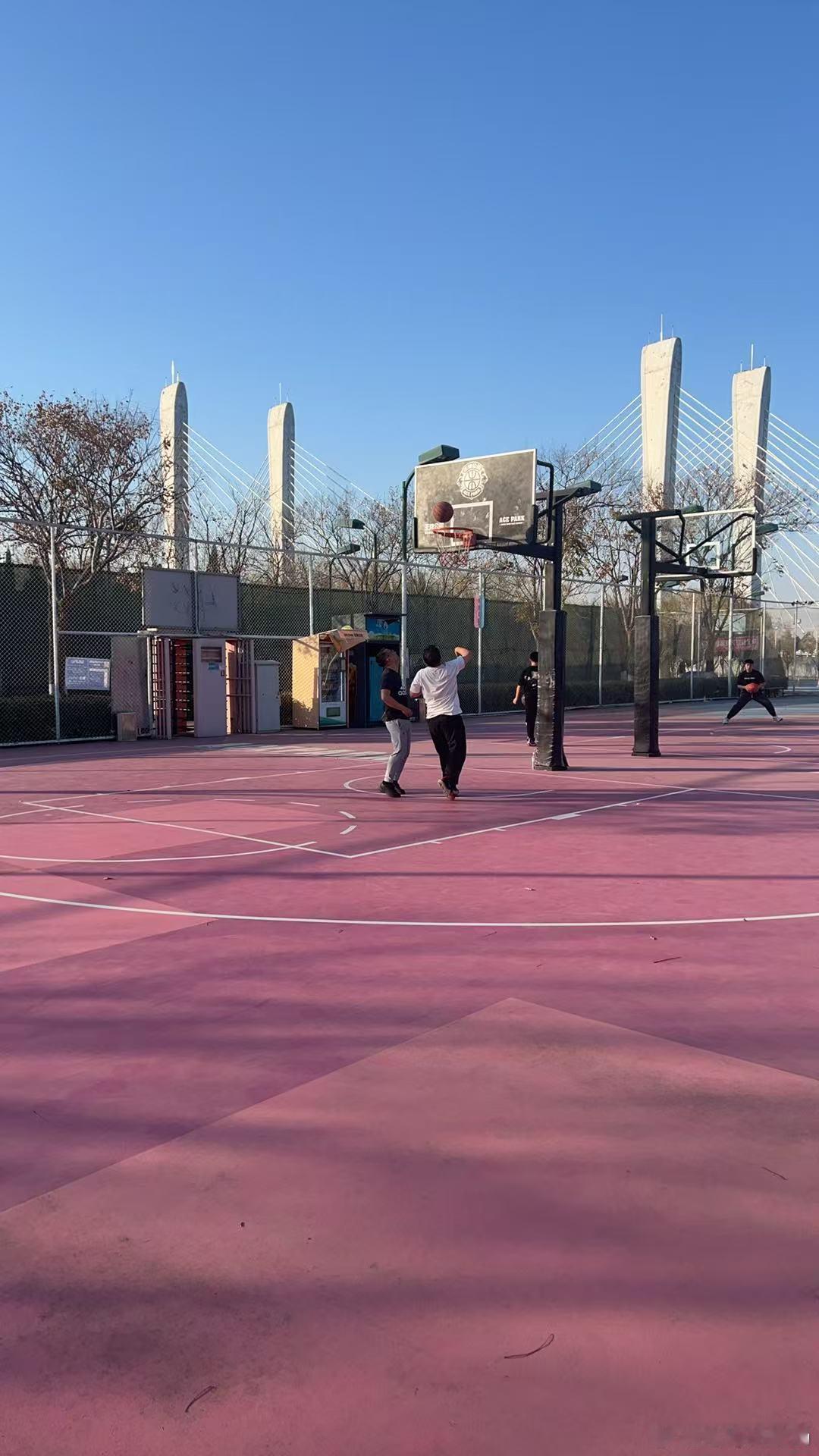 以前周六都是遛娃，现在周六下午打着遛娃的口号溜自己，封闭的篮球场也不用管娃…累够