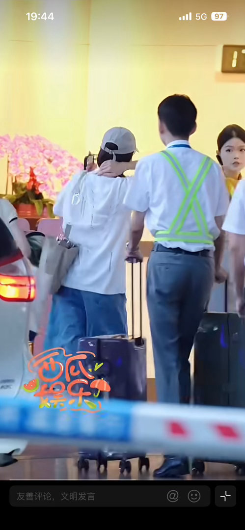 迪丽热巴机场私服好清新迪丽热巴的清新机场look，是夏天的感觉没错了！ 