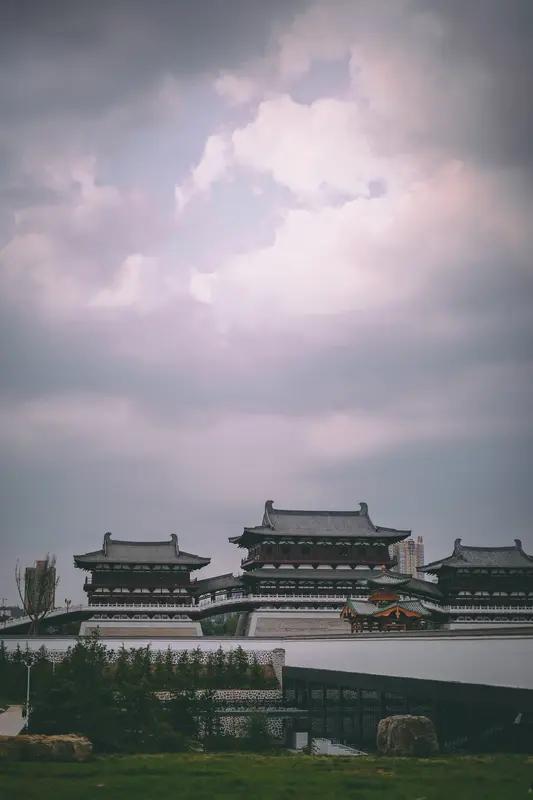 《长安古韵西安盛》
晨雾弥漫登唐城，
雕梁画栋挑楼檐，
金碧辉煌映朝阳，
古道车