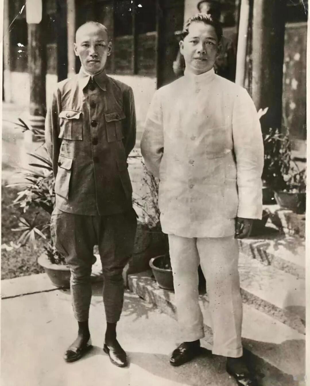 能认出照片上的这两个人是谁吗？  