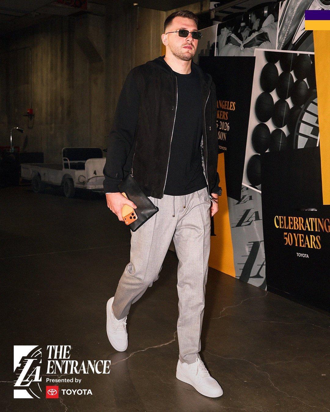 东契奇ootd 奇哥今日上班图，是熟悉的穿搭灰熊vs湖人东契奇